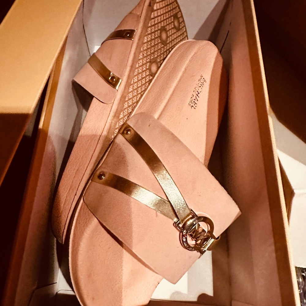 S14- Michael Kors Pink Slide Size 6